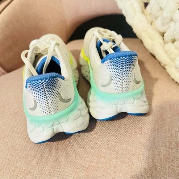 New Balance Women’s Fresh Foam More V4 in White/Cobalt Size 7.5 - Picture 7 of 13